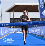 Ein Bild, das Leichtathletik, Platz, blau, weiblich enthält.Automatisch generierte Beschreibung