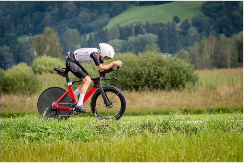 Ein Bild, das Gras, draußen, Fahrradreifen, Rad enthält.Automatisch generierte Beschreibung