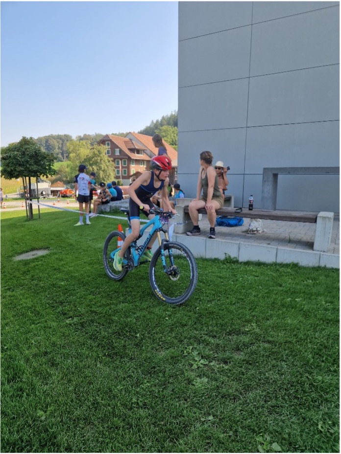 Ein Bild, das Landfahrzeug, Rad, draußen, Gras enthält.Automatisch generierte Beschreibung