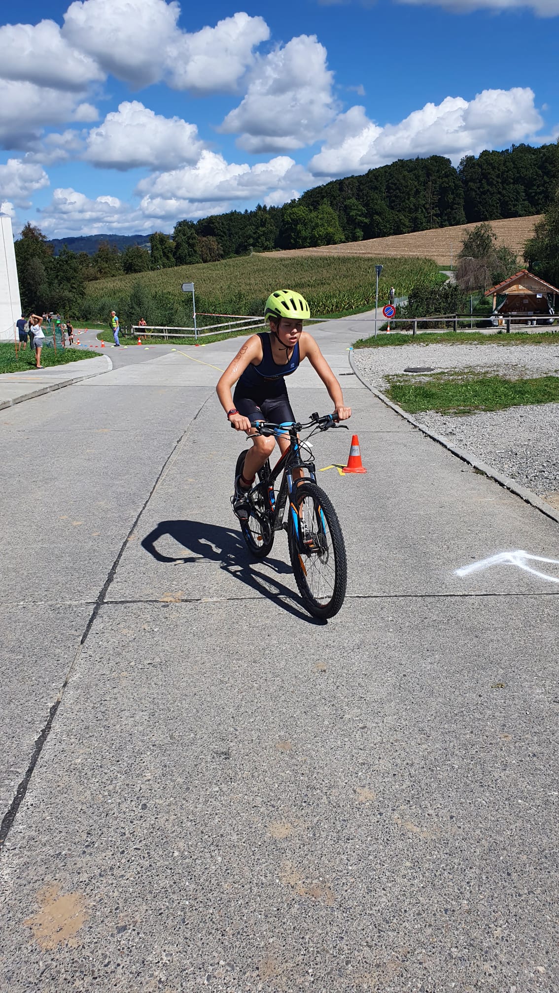 Ein Bild, das draußen, Himmel, Boden, Fahrrad enthält.Automatisch generierte Beschreibung