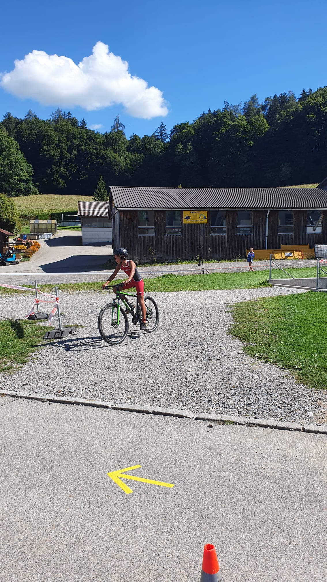 Ein Bild, das draußen, Gras, Himmel, Fahrrad enthält.Automatisch generierte Beschreibung