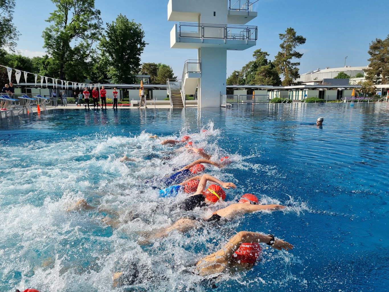 Ein Bild, das Wasser, Himmel, draußen, Sport enthält.Automatisch generierte Beschreibung